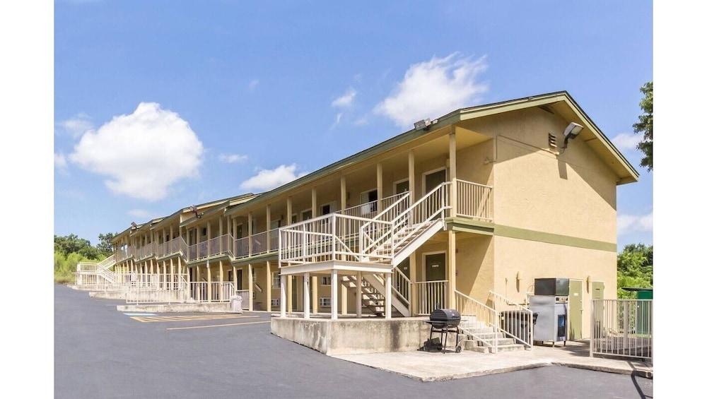 Hillview Inn At Six Flags Fiesta San Antonio Exterior photo