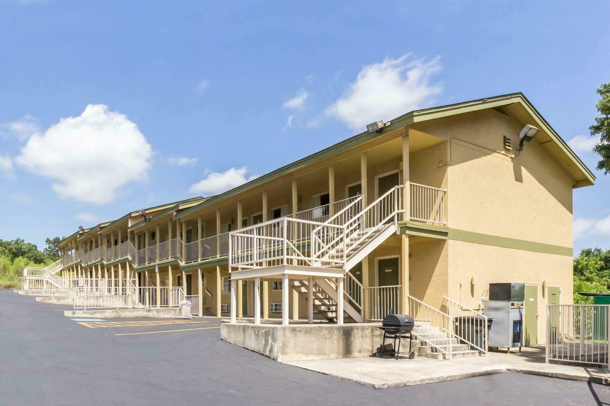 Hillview Inn At Six Flags Fiesta San Antonio Exterior photo