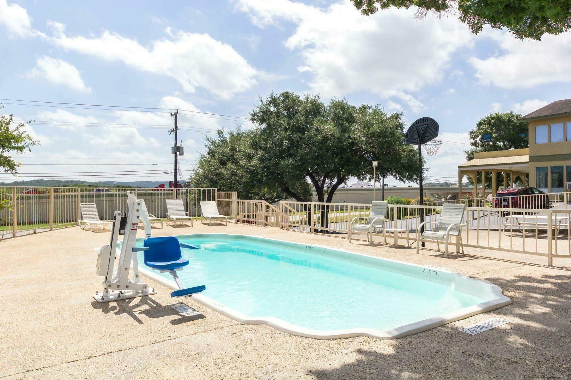 Hillview Inn At Six Flags Fiesta San Antonio Exterior photo