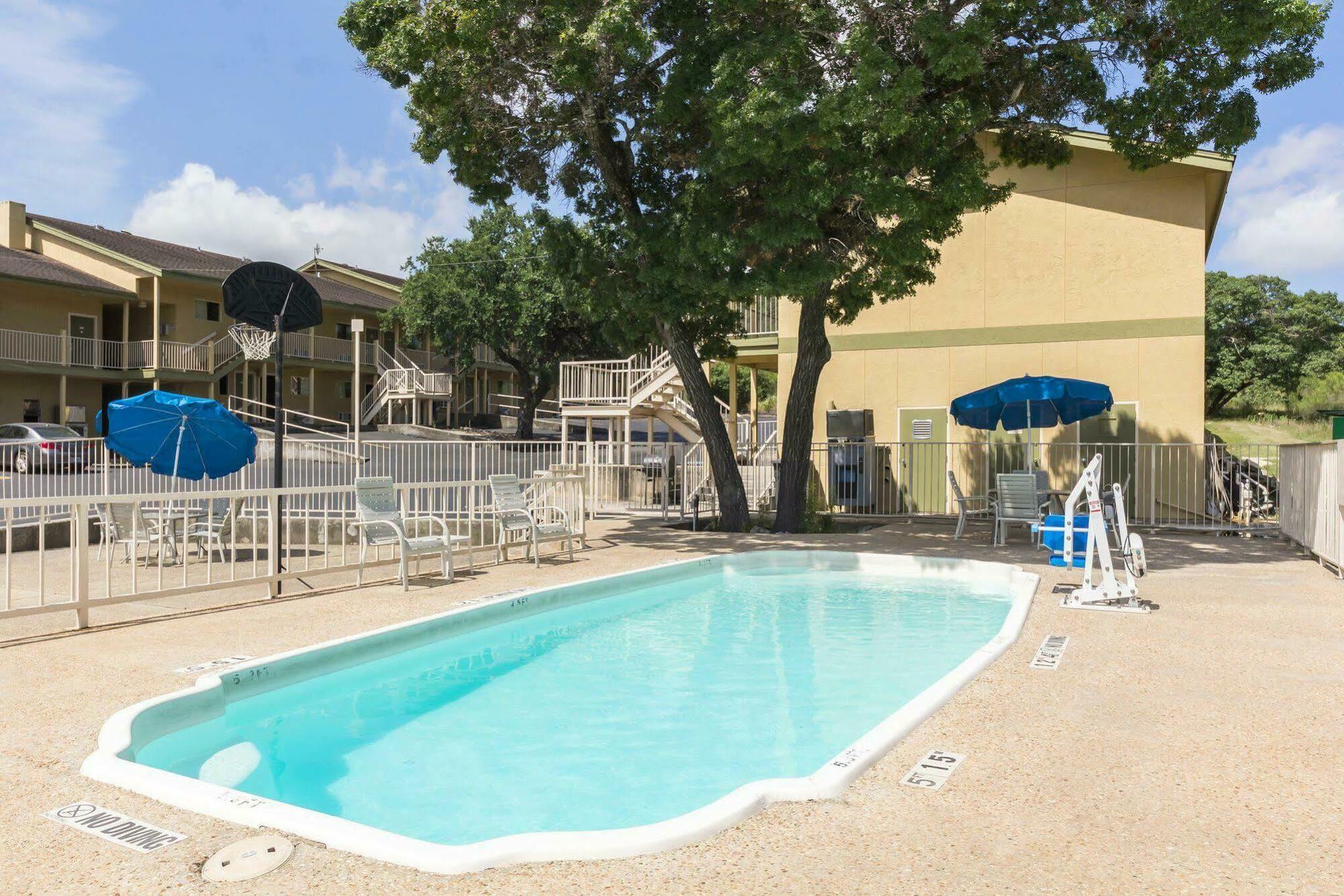 Hillview Inn At Six Flags Fiesta San Antonio Exterior photo